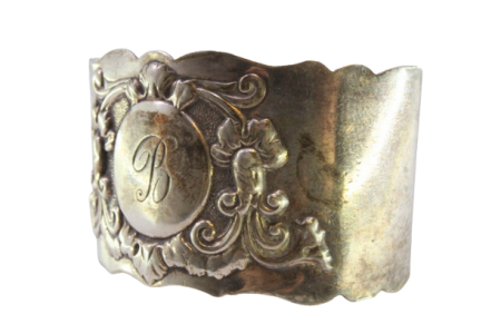 Argola de guardanapo em prata com relevos florais envolvendo cartela para monograma.